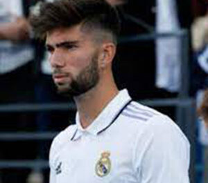 Theo Zidane, hijo de Zidane con la camiseta del Real Madrid.