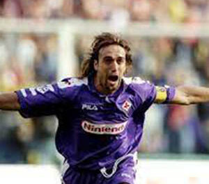 Batistuta celebrando un gol con la camiseta de la Fiorentina.