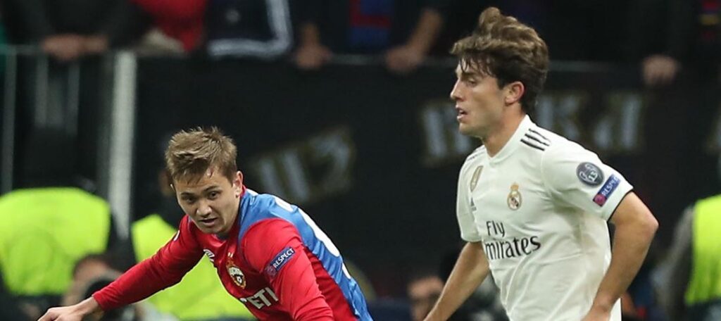 Álvaro Odriozola en un partido con el Real Madrid.