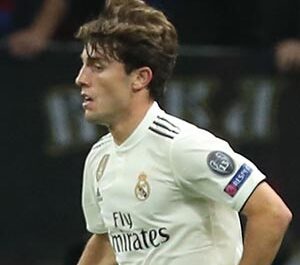 Álvaro Odriozola en un partido con el Real Madrid.