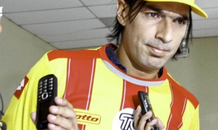 Sebastián Abreu en su presentación con el Club Sociedad Deportiva Aucas