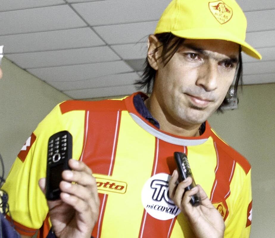 Sebastián Abreu en su presentación con el Club Sociedad Deportiva Aucas