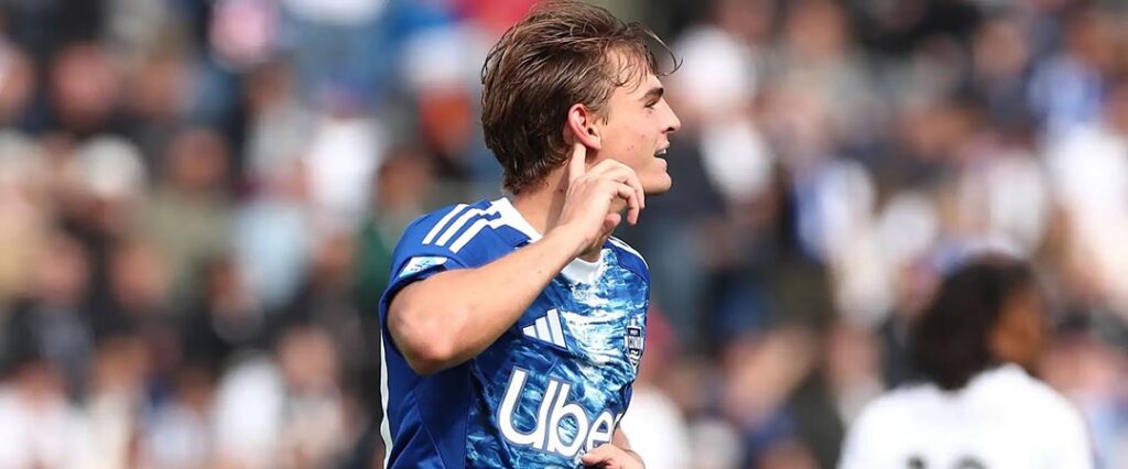 Nico Paz celebrando un gol con el Como.